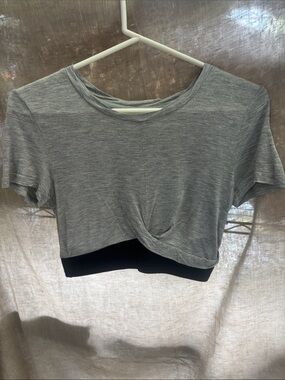 Grey Twist-Front Crop Tee - Women's
